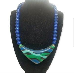 AVON 1987 "FASHION WAVES" COOL WAVE BLUE BEADED & LUCITE NECKLACE